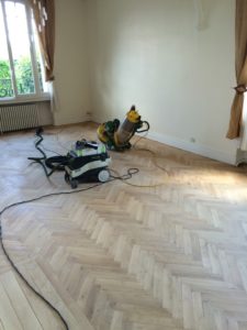 Parquet en chêne brut après ponçage, posé à bâtons rompus, ParquetFrançais.org