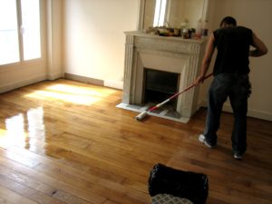 Application au rouleau d'une finition de protection sur un parquet, ParquetFrançais.org